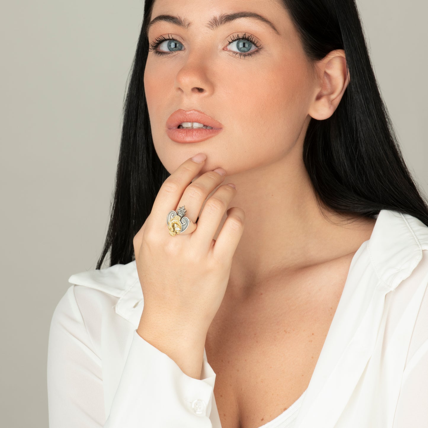 Anello in argento con microscultura raffigurante Atena