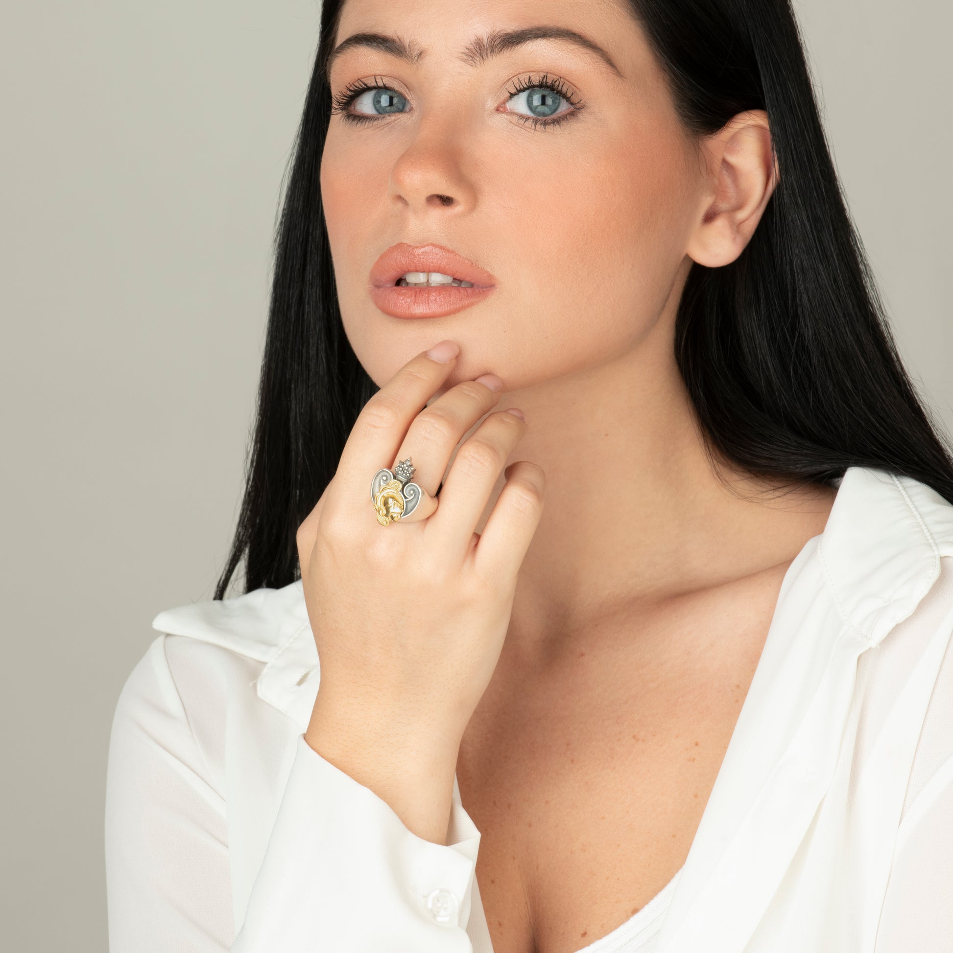 Anello in argento con microscultura raffigurante Atena