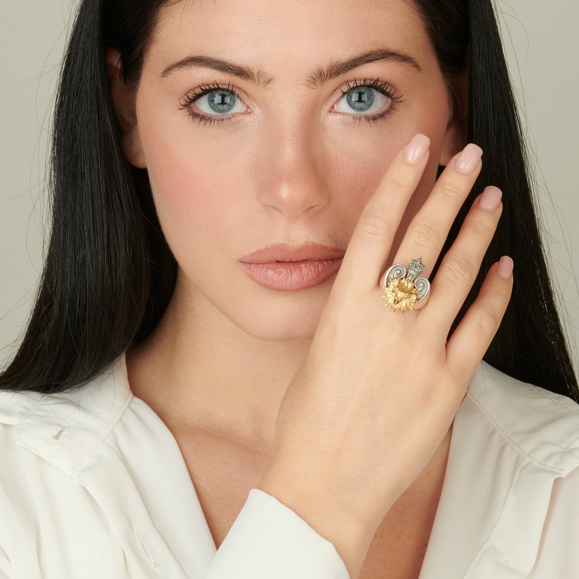 Anello in argento con microscultura raffigurante Apollo