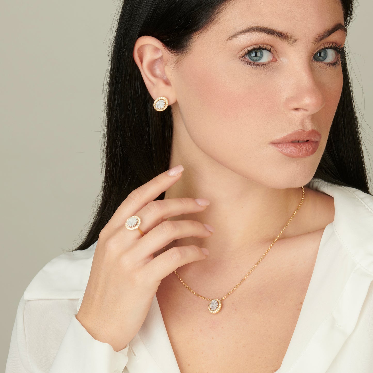 Anello in argento dorato con cammeo centrale, collezione Flora