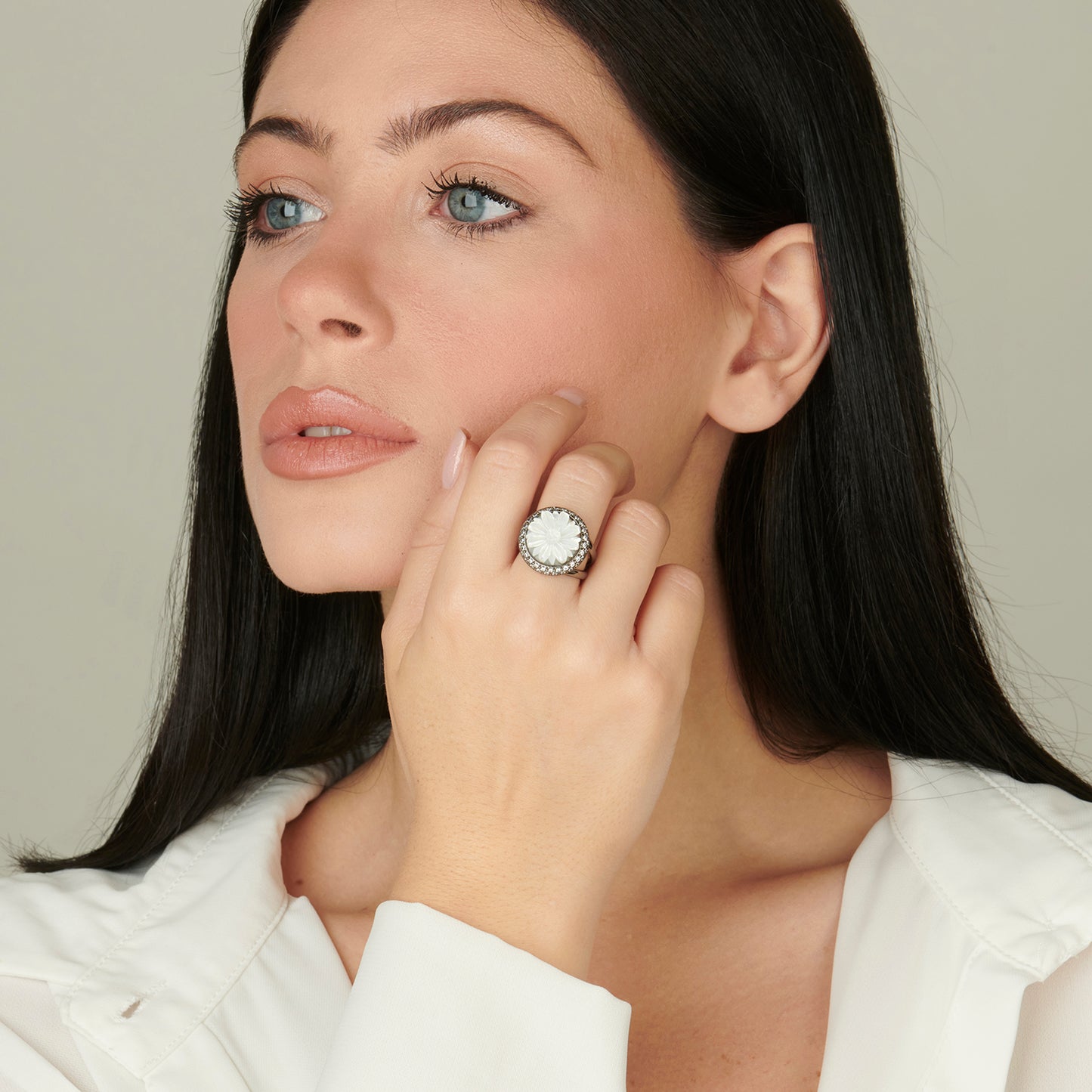 Anello regolabile in argento 925 rodiato nero e cammeo di conchiglia