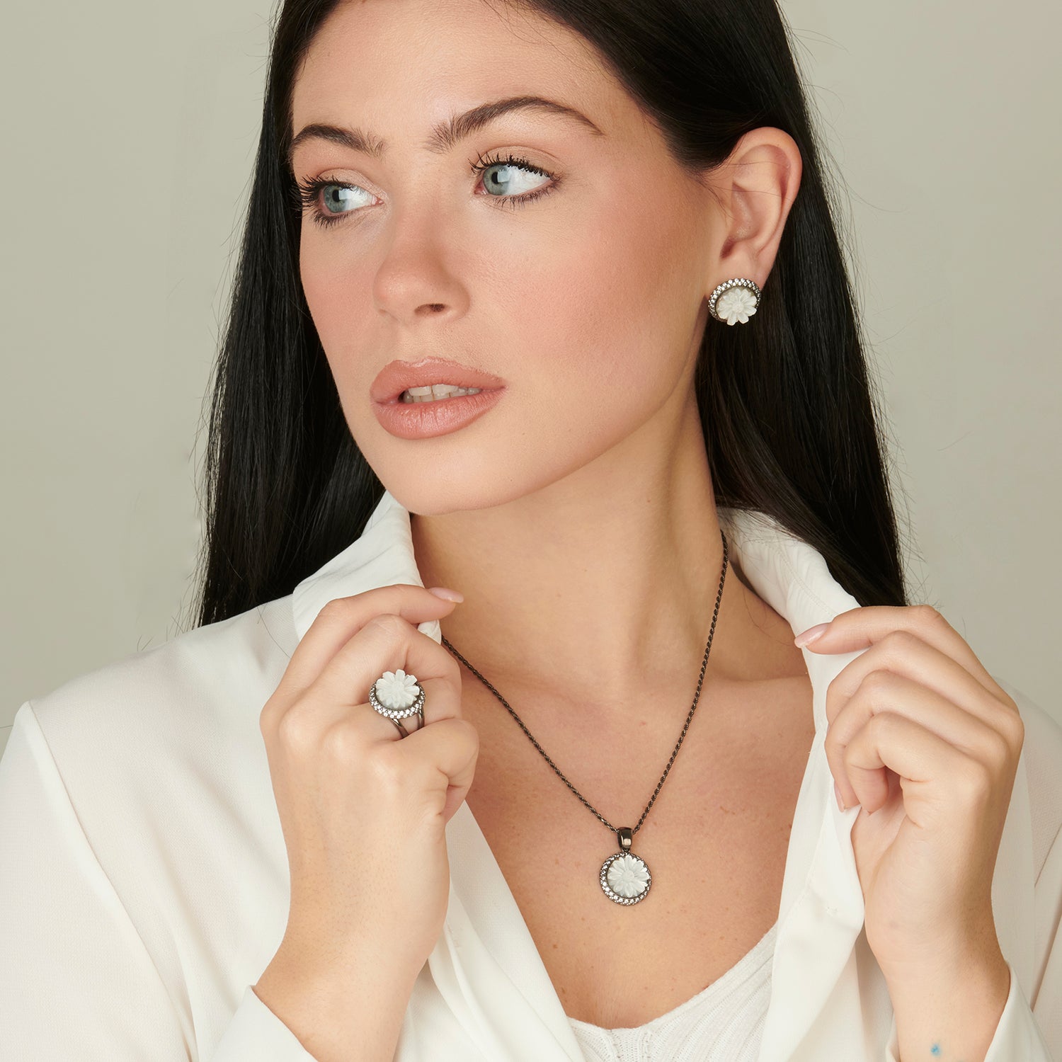 Anello regolabile in argento 925 rodiato nero e cammeo di conchiglia