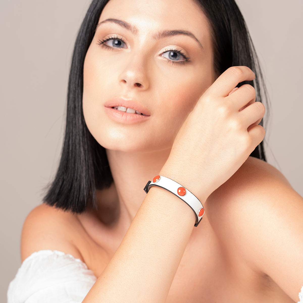 Bracciale a fascia in pelle bianca con spole di corallo rosso - Antonino De Simone