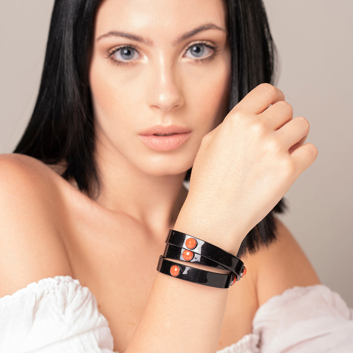 Bracciale in pelle nera a tre giri con inserti di corallo rosso - Antonino De Simone