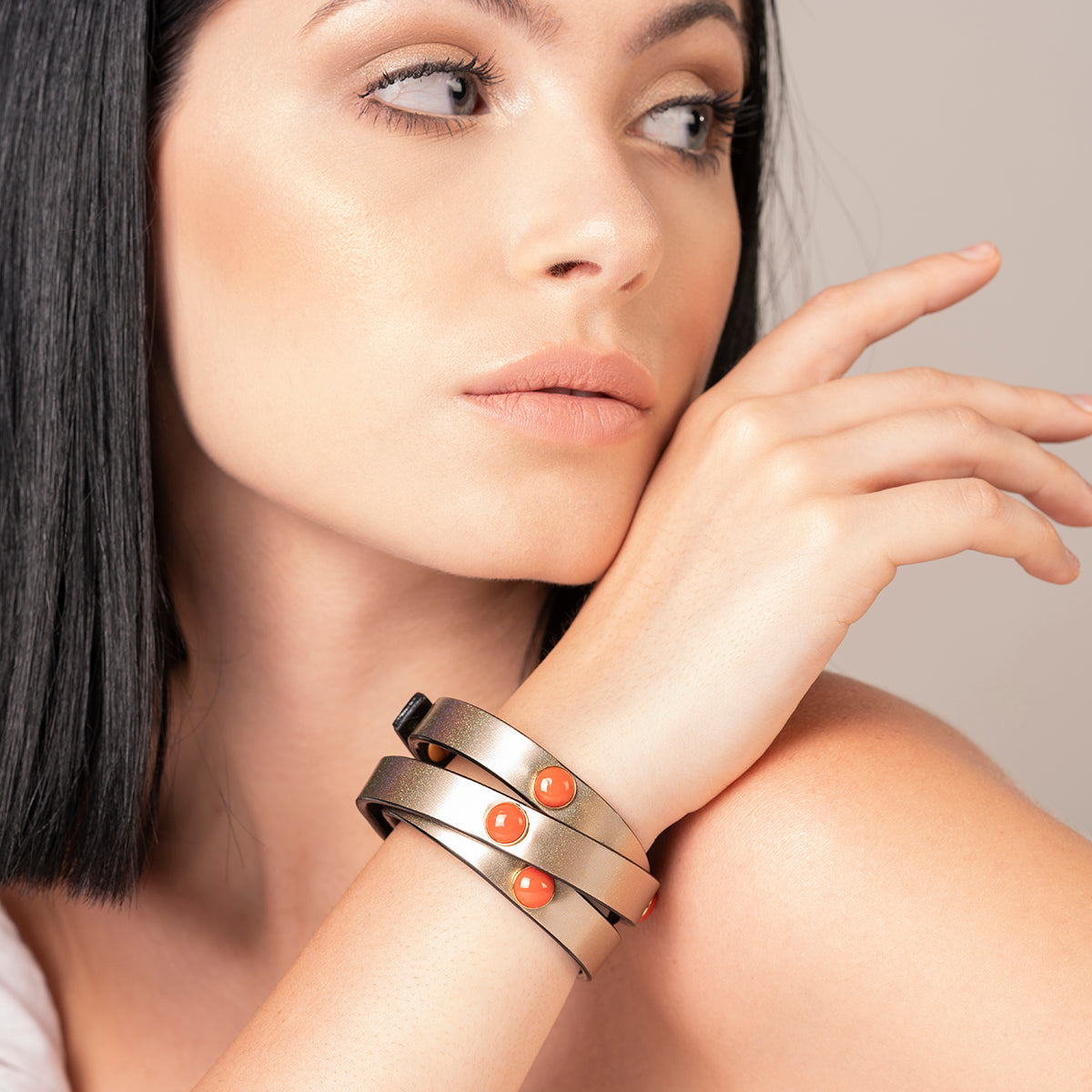 Bracciale lungo in pelle dorata con spole di corallo rosso e argento - Antonino De Simone