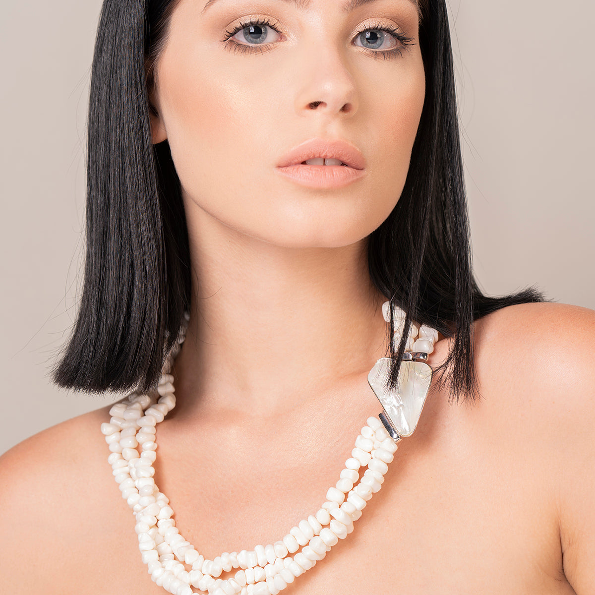 Collana lunga in corallo bianco con spola in madreperla e argento - Antonino De Simone