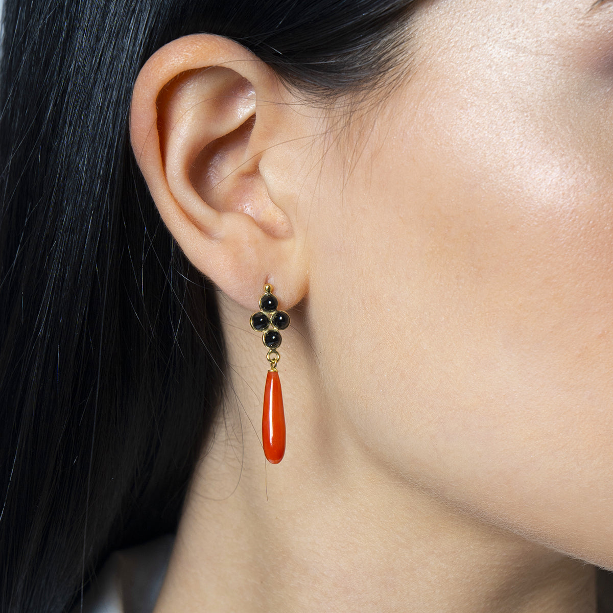 Orecchini con cabochon di onice e pendente di corallo - Iosonopreziosa