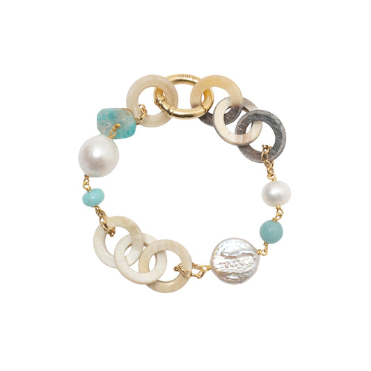 Bracciale con anellini in corno, perle e pietre turchesi