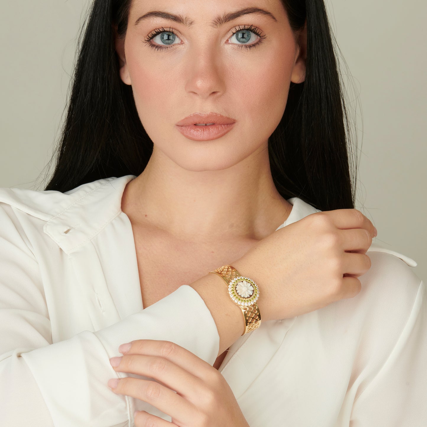 Bracciale dorato rigido con cammeo centrale e zirconia  - Russo Cammei