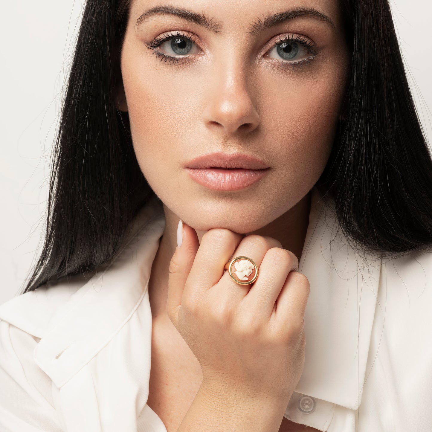 Anello con cammeo tondo raffigurante volto di donna- Cameo Italiano