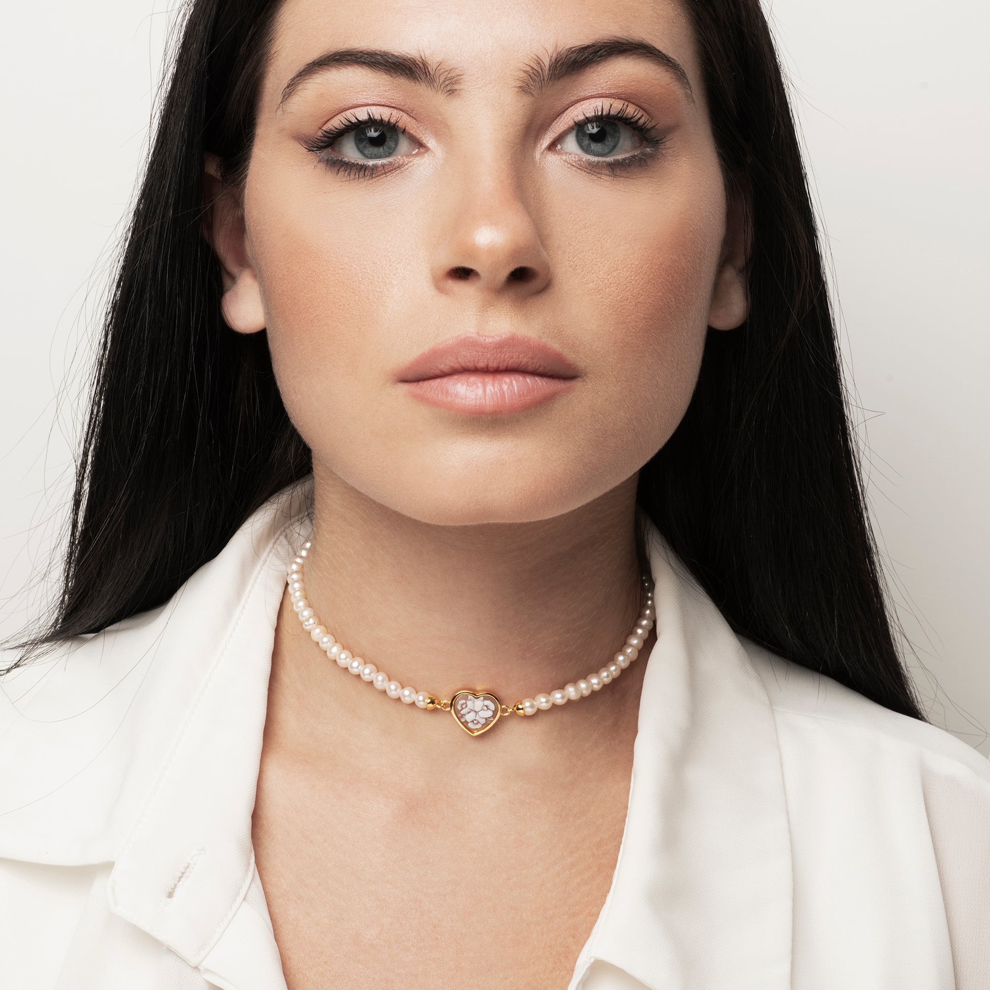 Collana filo di perle con cammeo centrale a forma di cuore con tris di fiori- Cameo Italiano