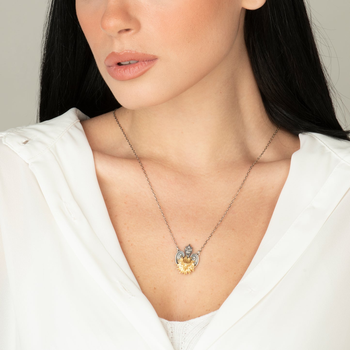 Collana pendente in argento con microscultura raffigurante Apollo