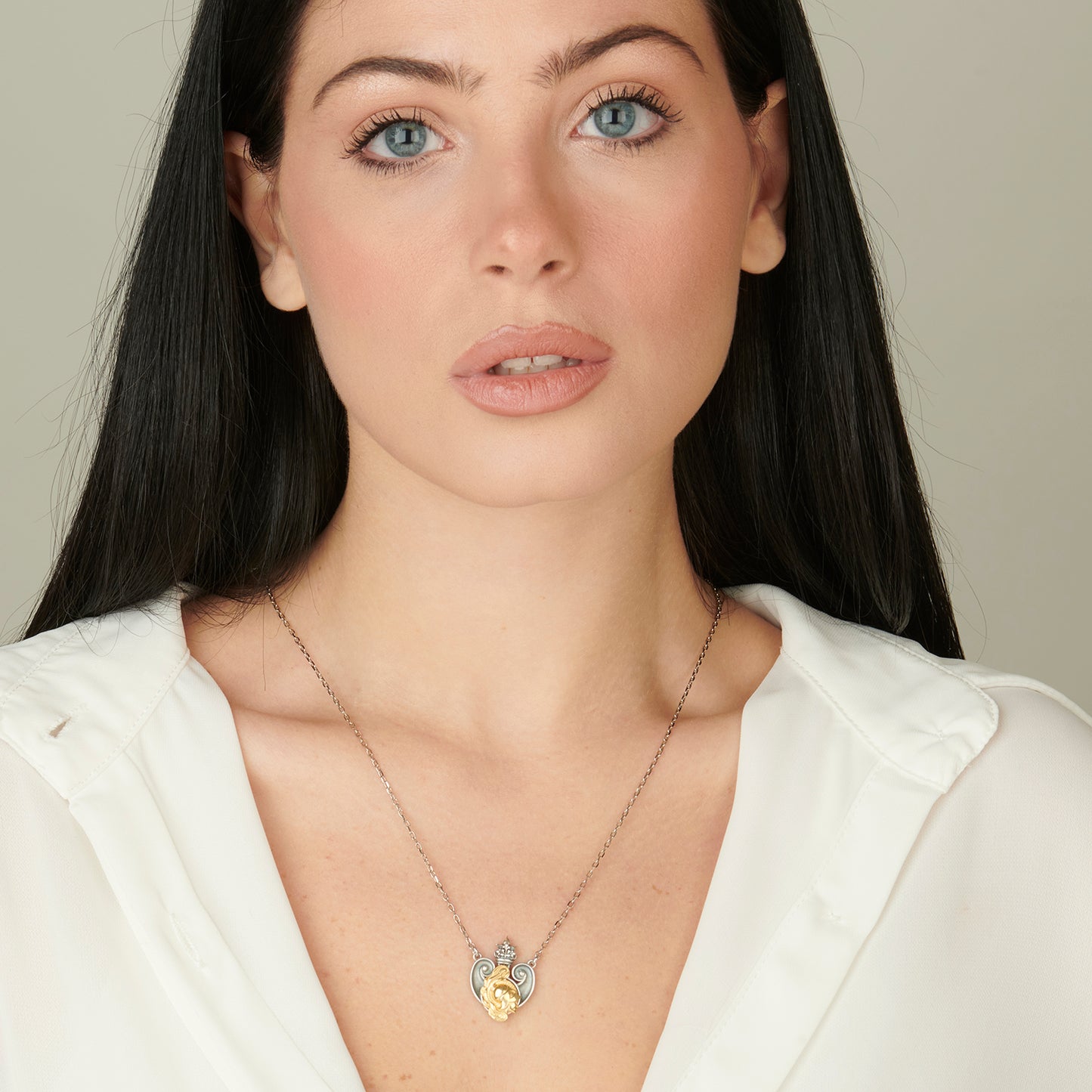 Collana pendente in argento con microscultura raffigurante Atena