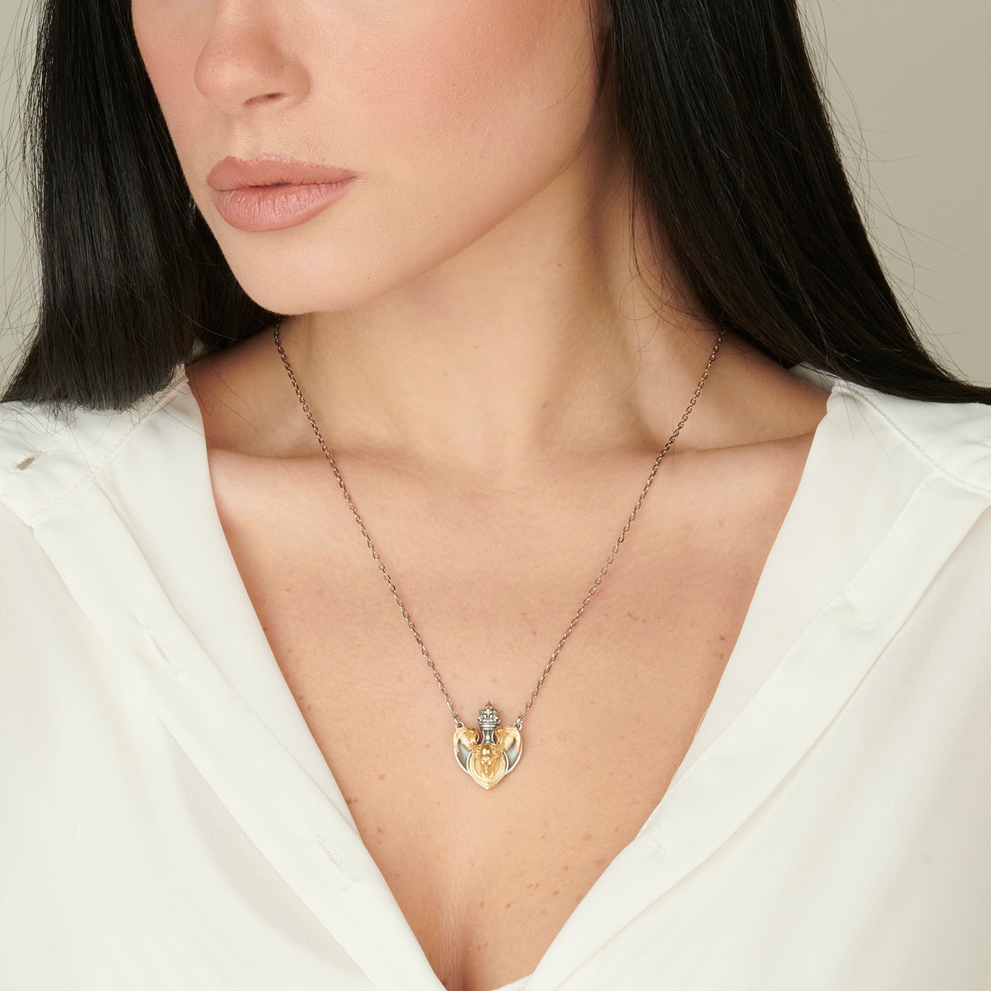 Collana pendente in argento con microscultura raffigurante Hermes