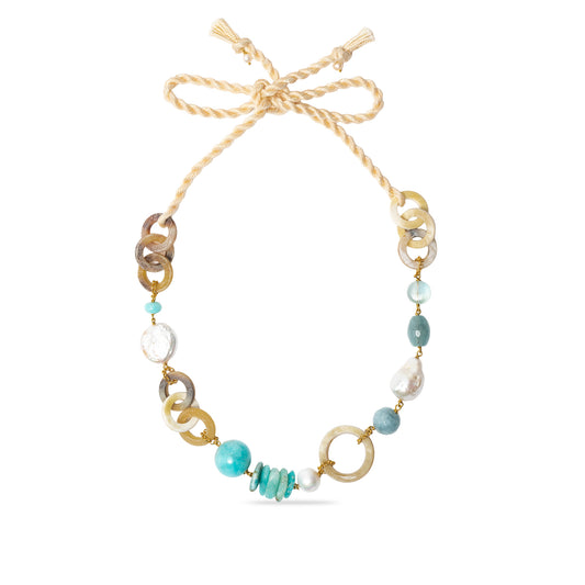 Collana regolabile con anellini in corno, perle e pietre turchesi