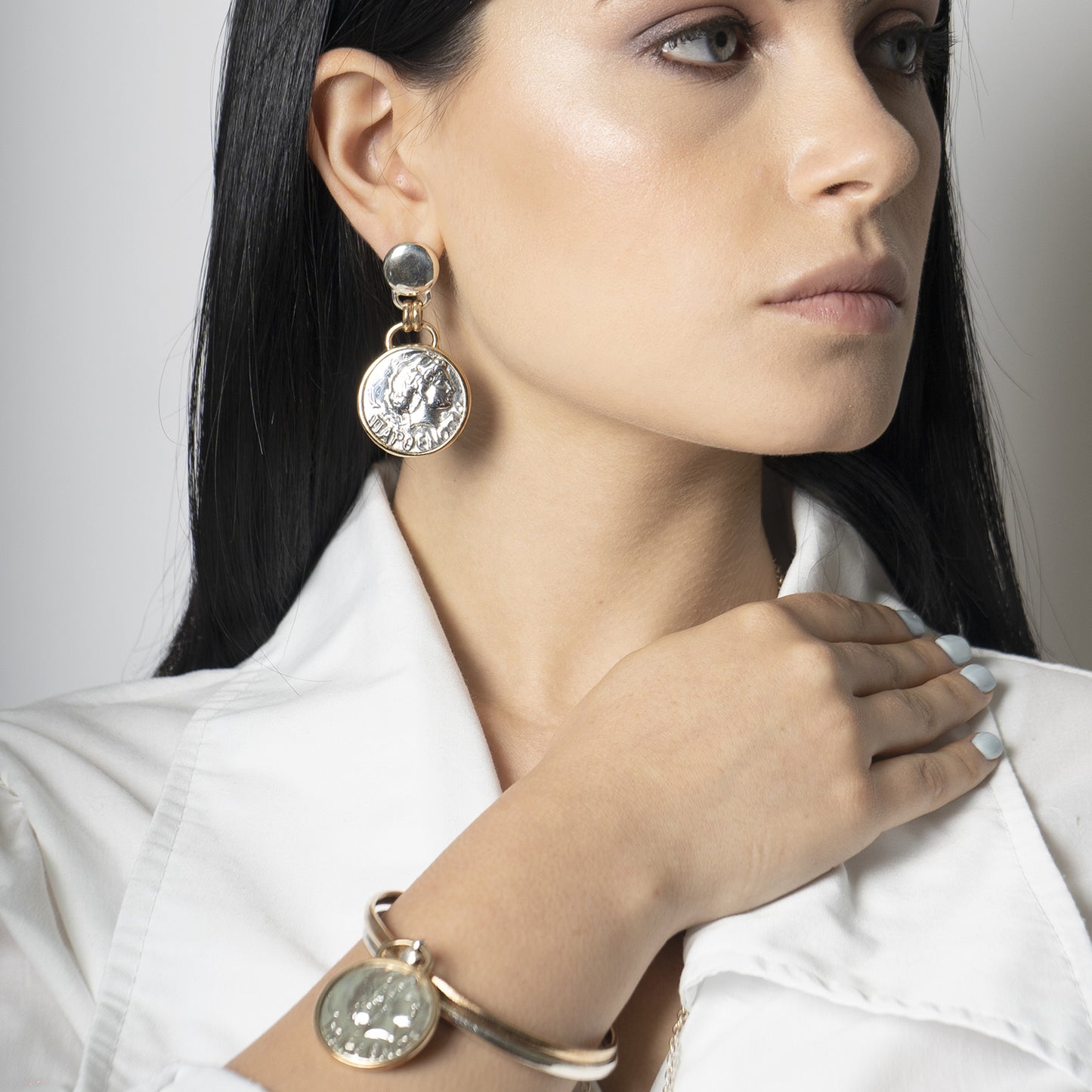 Orecchini pendenti in bronzo e argento con la raffigurazione di Parthenope - D. De Maria