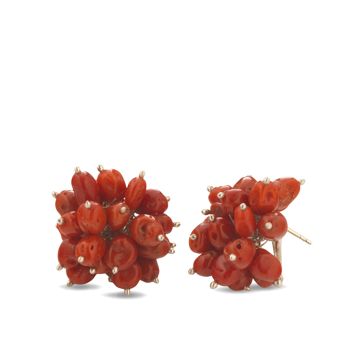 Orecchini ''Linea Intreccio'' in argento dorato rodiato con spole in corallo rosso del Mediterraneo e chiusura in argento 925 | Antonino De Simone Orecchini ''Linea Intreccio'' in argento dorato rodiato con spole in corallo rosso del Mediterraneo e chiusura in argento 925 | Antonino De Simone