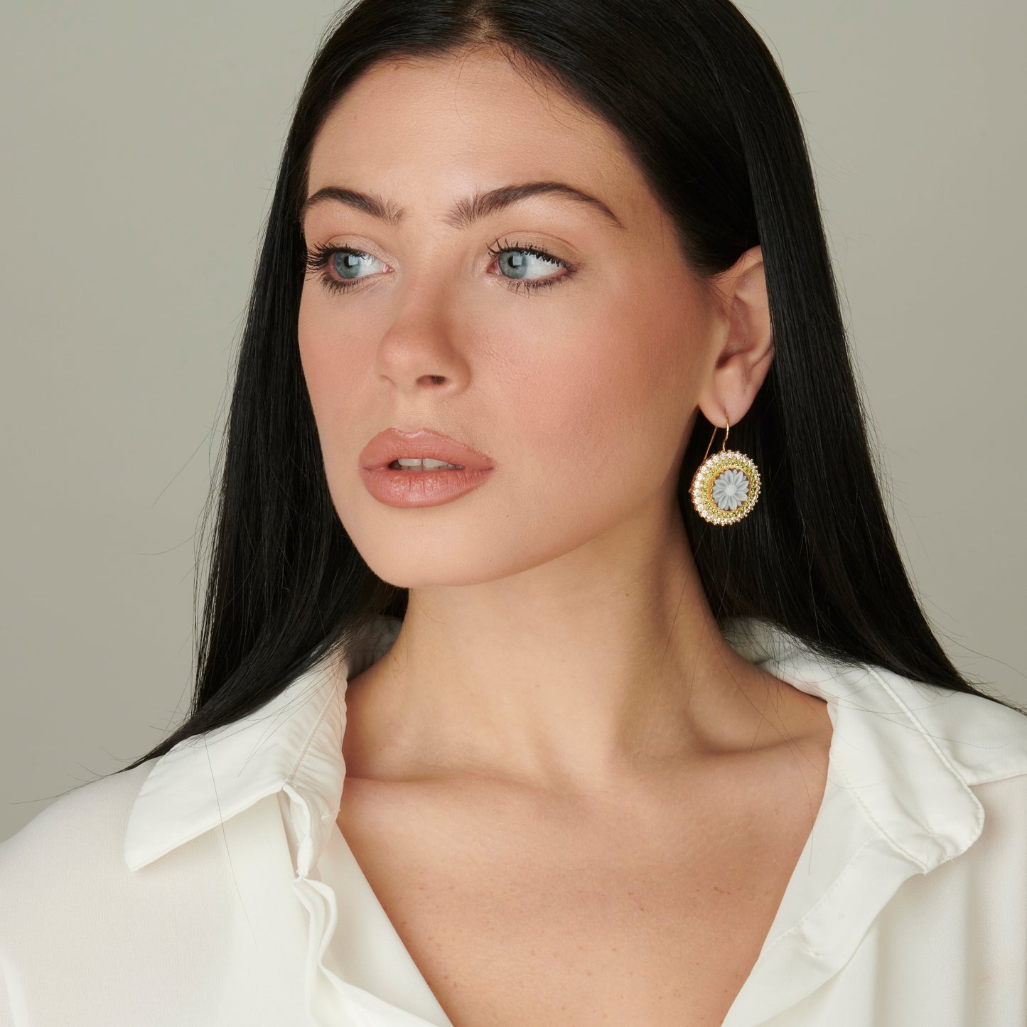 Orecchini pendenti con cammeo rotondo raffigurante un fiore