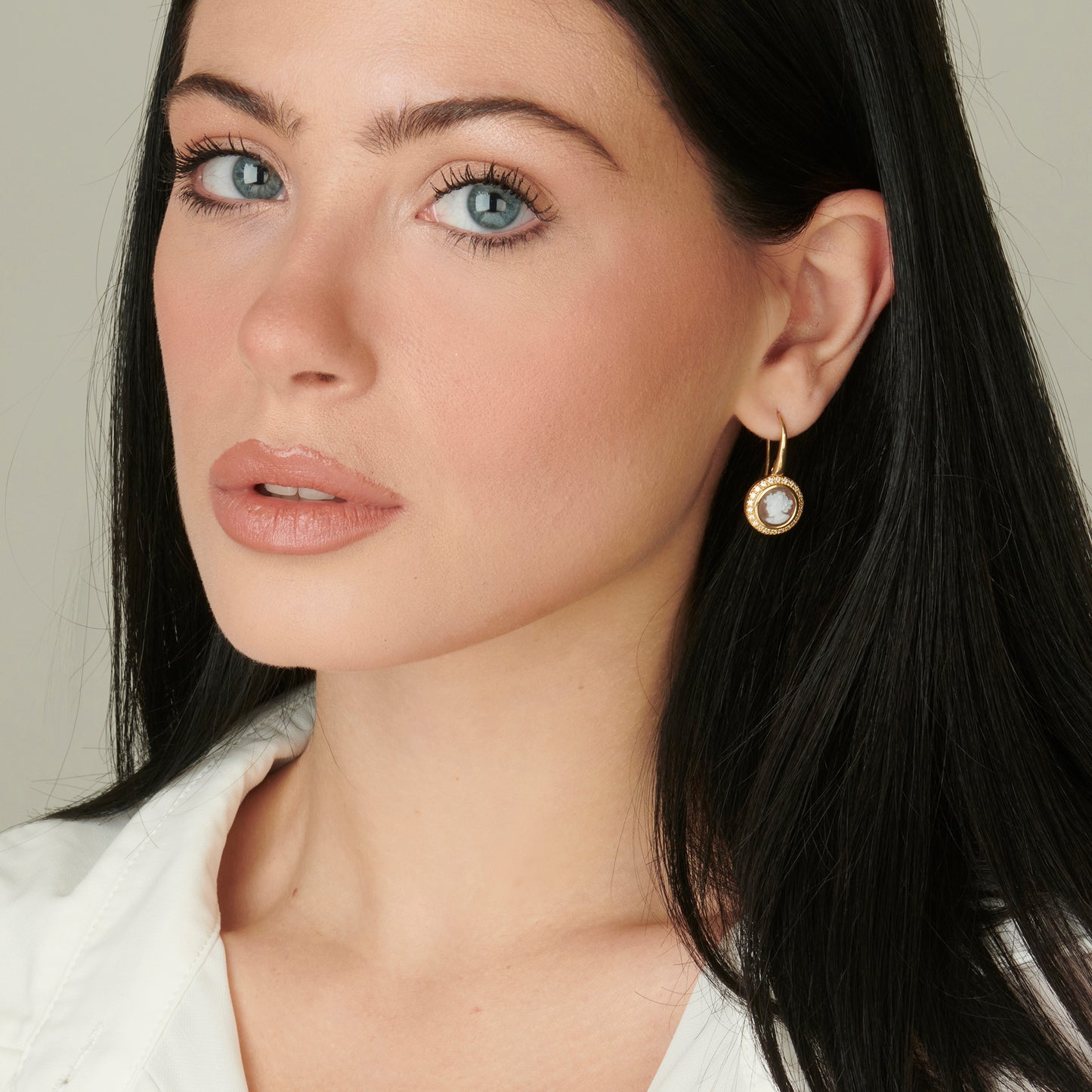 Orecchini pendenti con cammeo rotondo raffigurante volto di donna