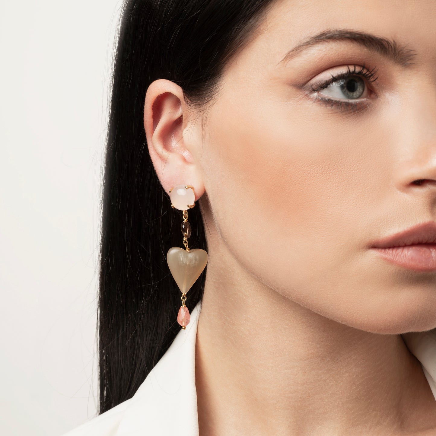 Orecchini pendenti con cuore in corno beige - Amlé