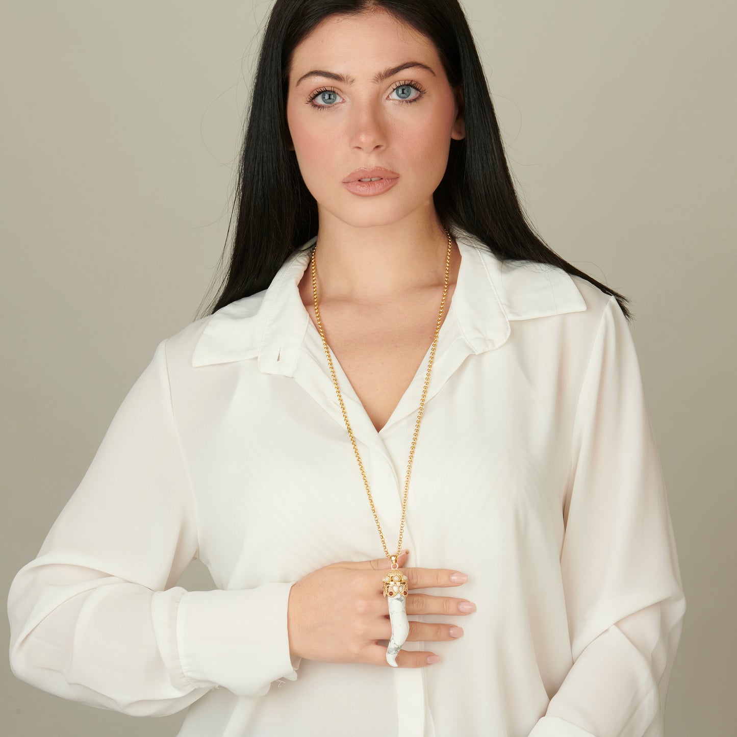 Elegante corno portafortuna in diaspro bianco naturale con collana lunga - Cosmo Petrone
