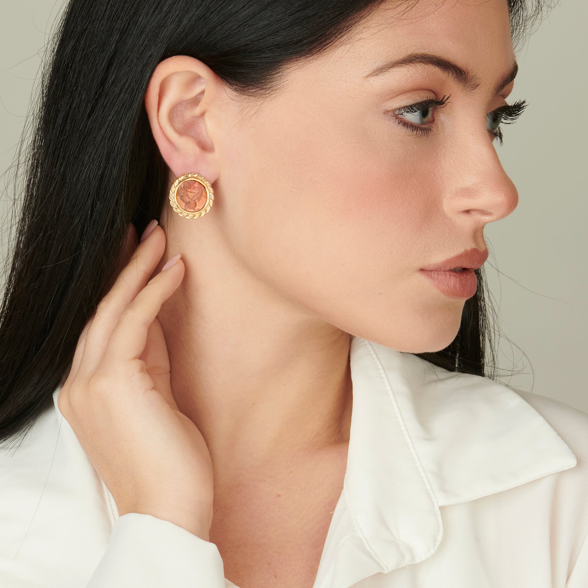 orecchini tondi color rubino