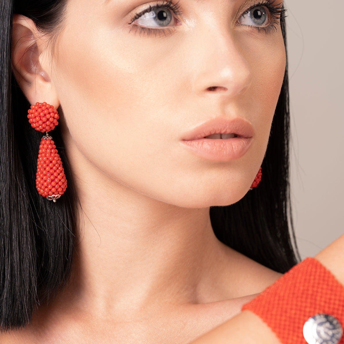 Orecchini a goccia in corallo rosso collezione Trame