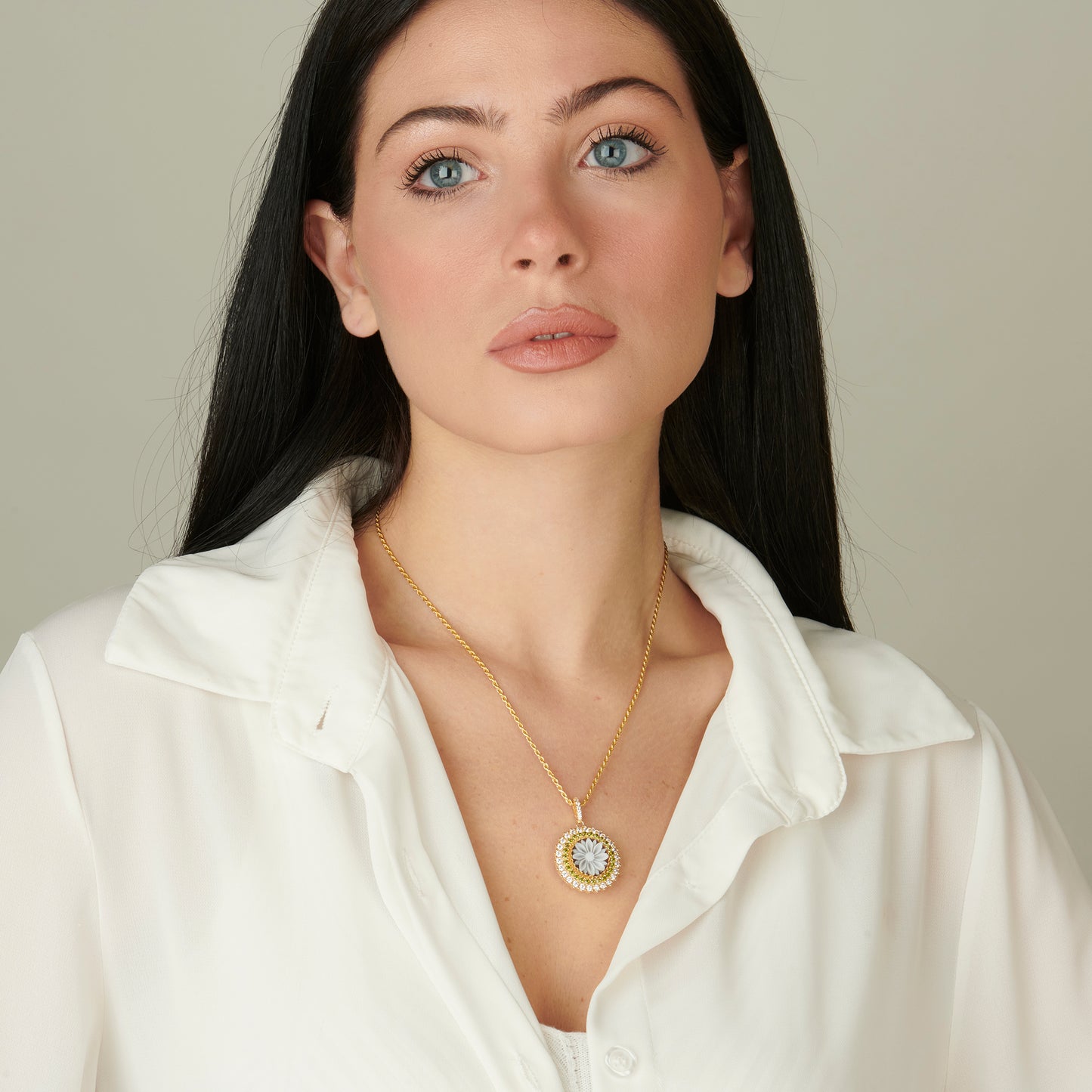 Collana con ciondolo in argento dorato e cammeo di conchiglia
