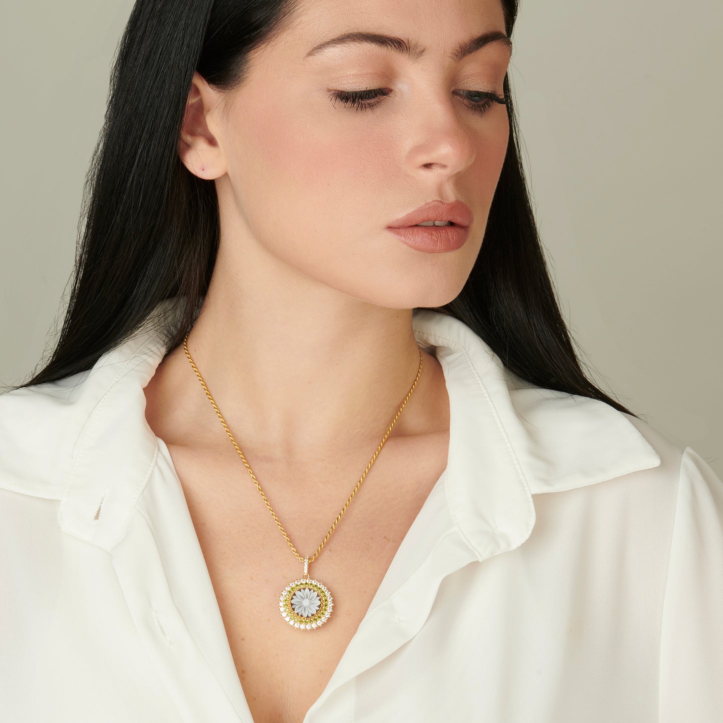 Collana con ciondolo in argento dorato e cammeo di conchiglia