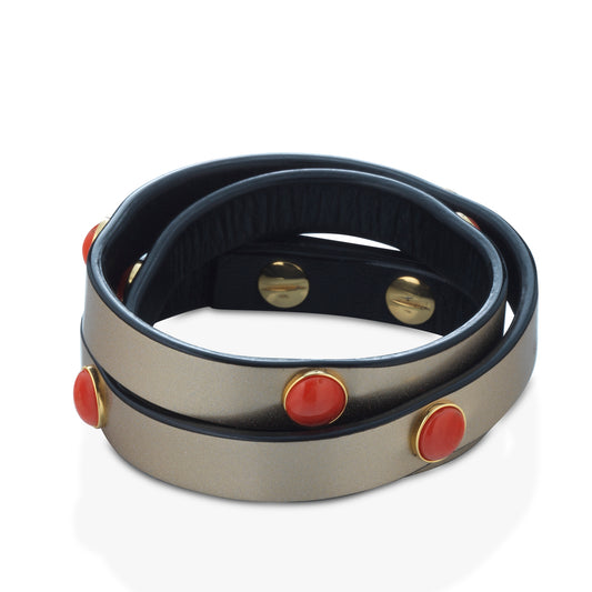 Bracciale lungo in pelle dorata con spole di corallo rosso e argento