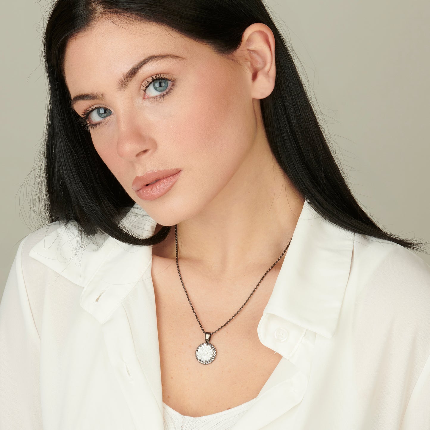 Collana con ciondolo in argento 925 rodiato nero e cammeo di conchiglia