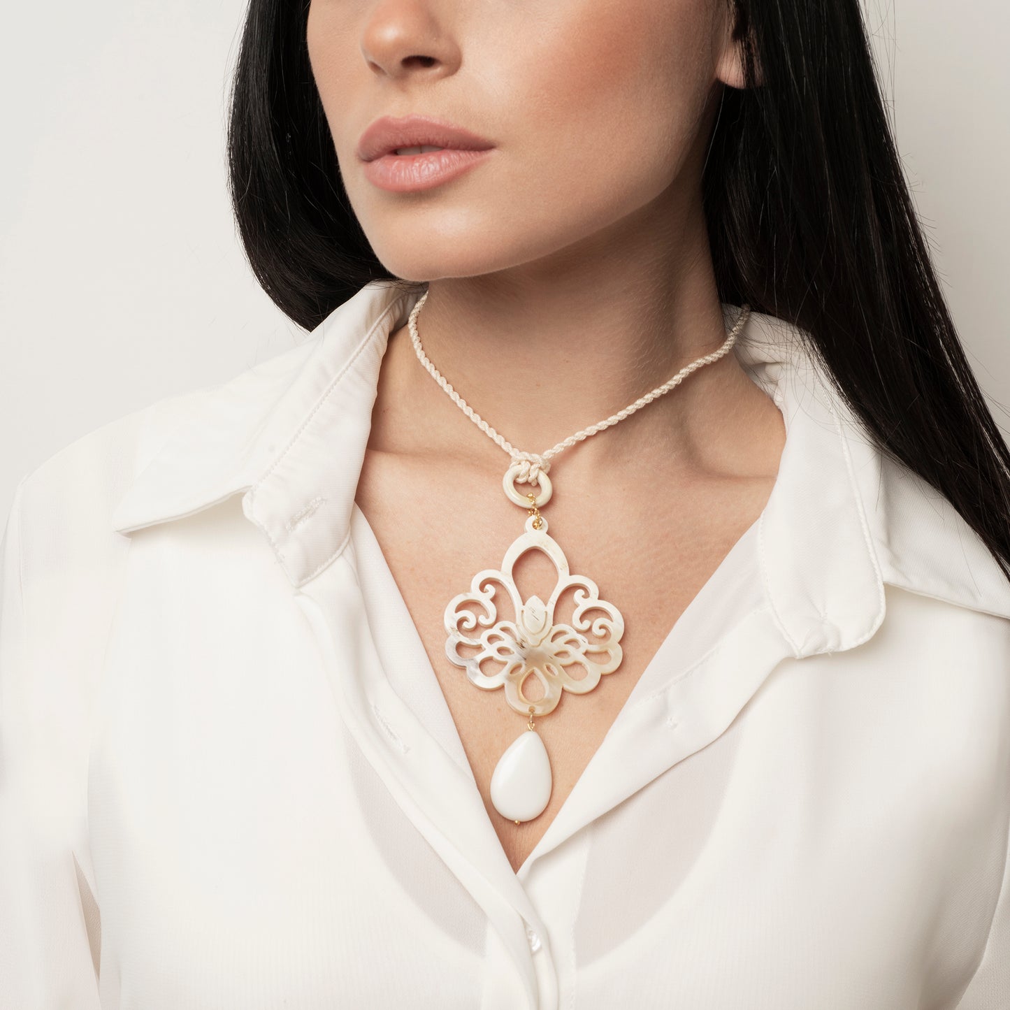 Collana in cordino con ciondolo in corno traforato - Amlé