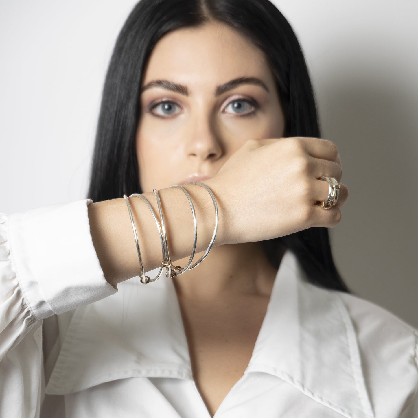 Bracciale composto da cinque cerchi in argento e bronzo. Collezione Loop