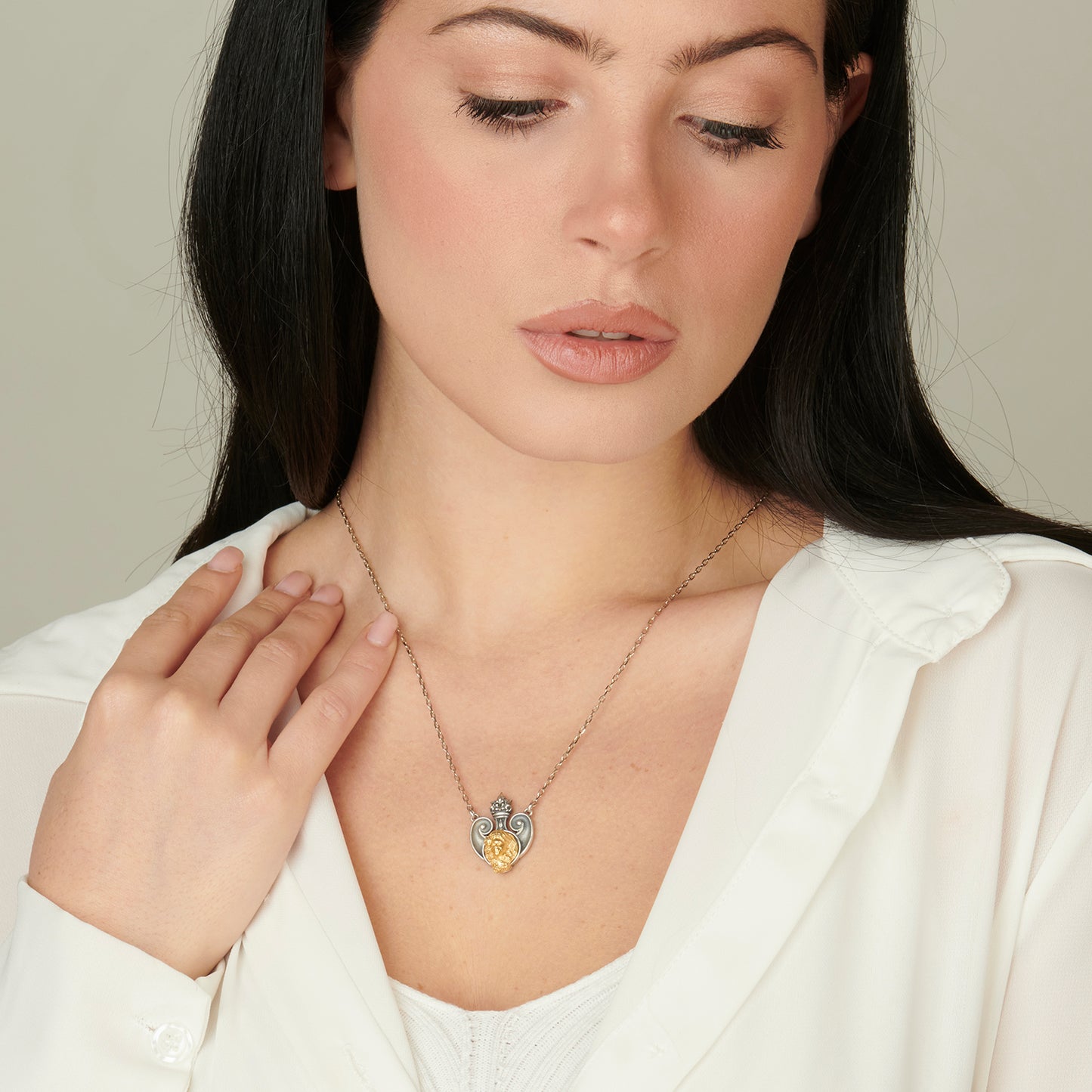 Collana pendente in argento con microscultura raffigurante Afrodite